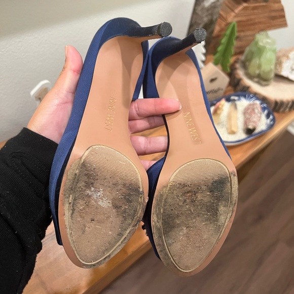 Nine West • Blue satin heel with embellishment • Size 7 - Picture 4 of 6
